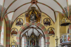 G7_Ausstellung_04-Kirche-im-Dorf-Tirol-WE-scaled